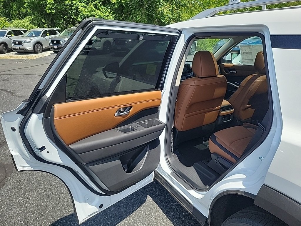 2025 Nissan Pathfinder Platinum photo 24