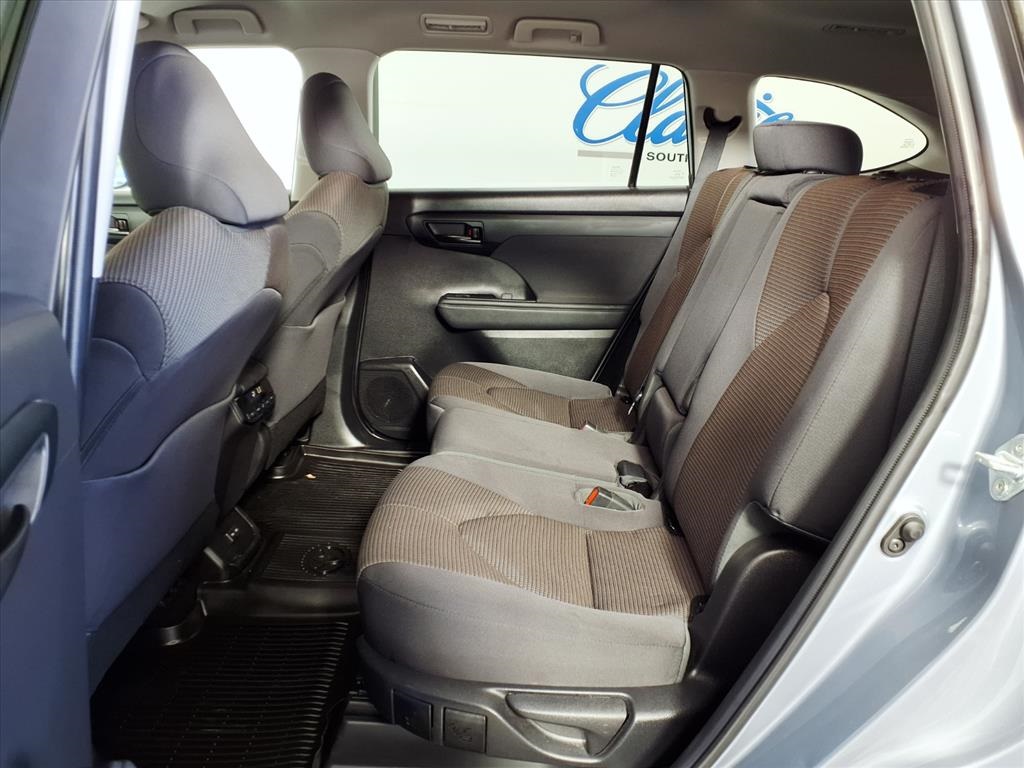 2022 Toyota Highlander LE photo 8