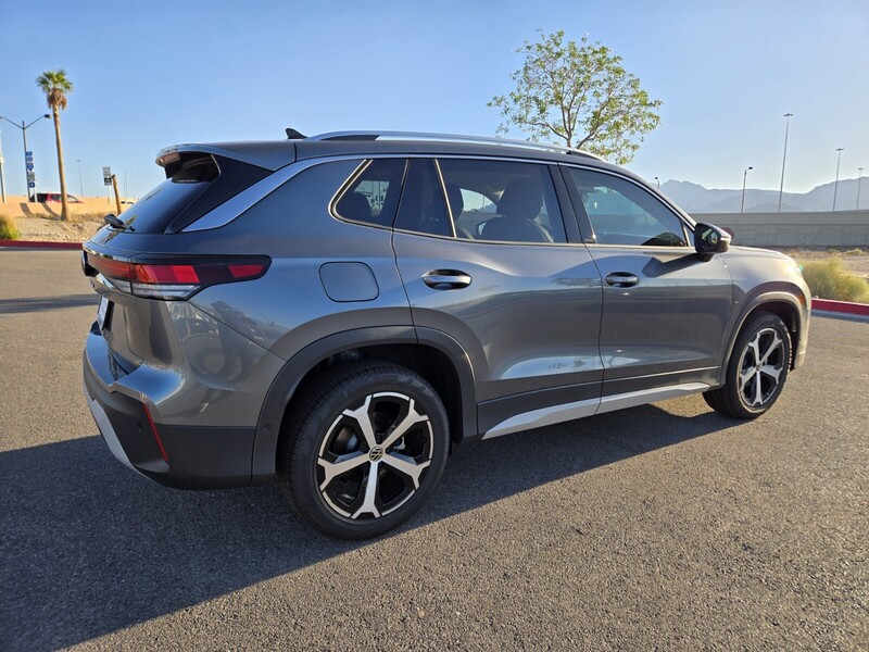 2025 Volkswagen Tiguan SE photo 3