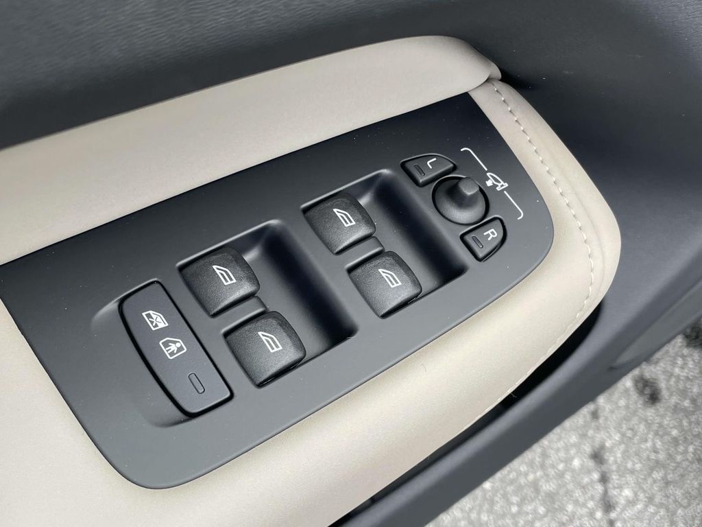 2026 Volvo XC60 B5 Core photo 5