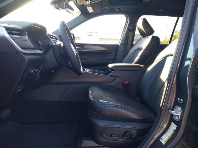 2025 Jeep Grand Cherokee Laredo Altitude photo 2