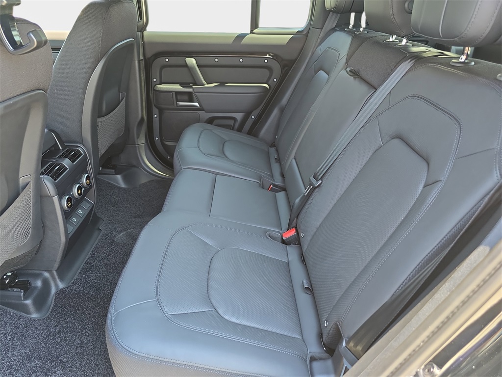 2025 Land Rover Defender 110 V8 photo 13