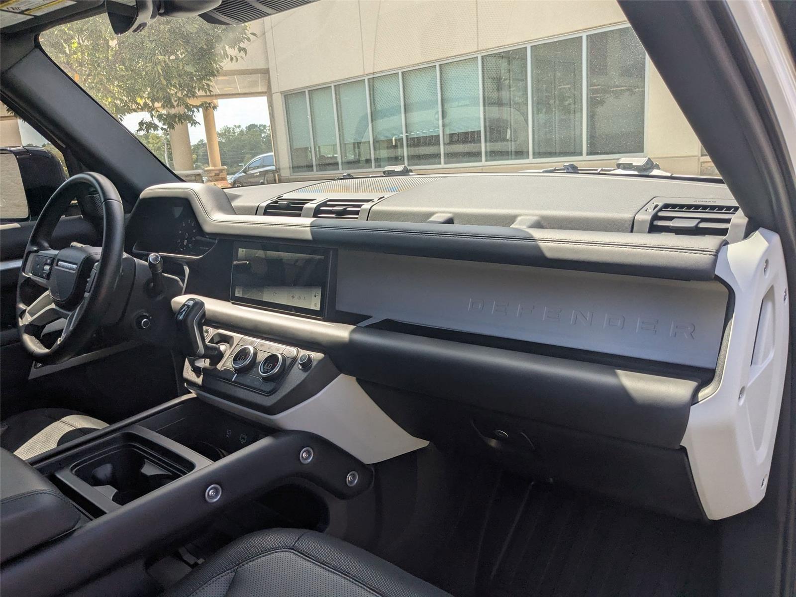 2024 Land Rover Defender X-Dynamic SE photo 29