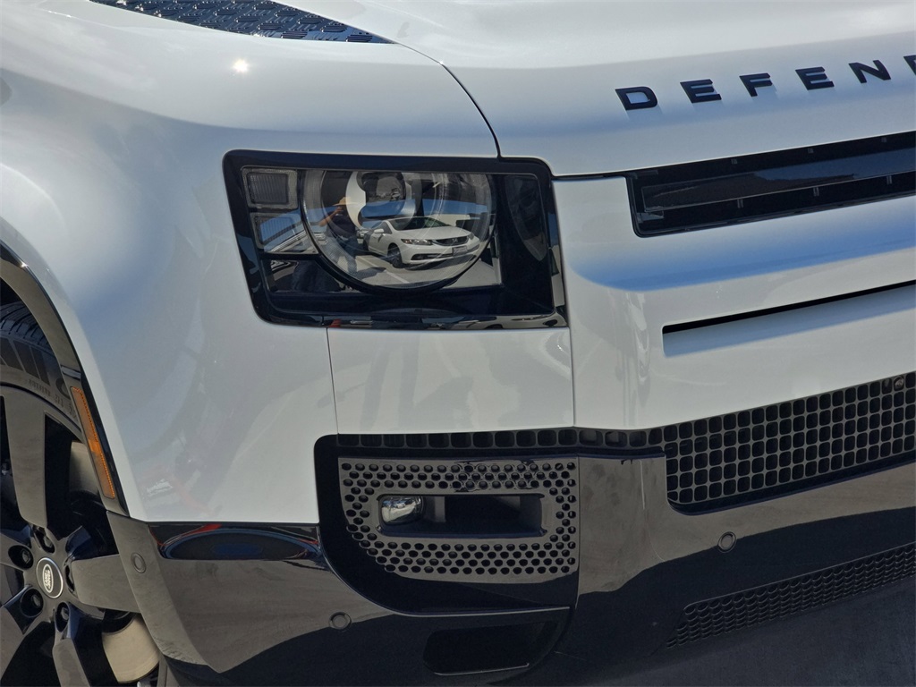 2025 Land Rover Defender 130 X-Dynamic SE photo 29