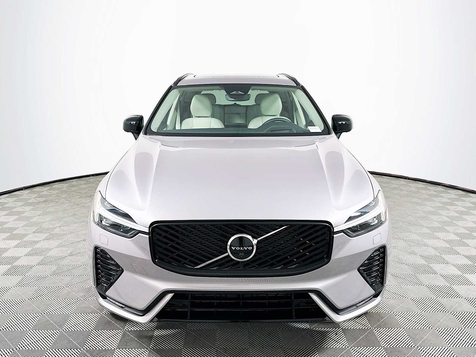 2026 Volvo XC60 B5 photo 2