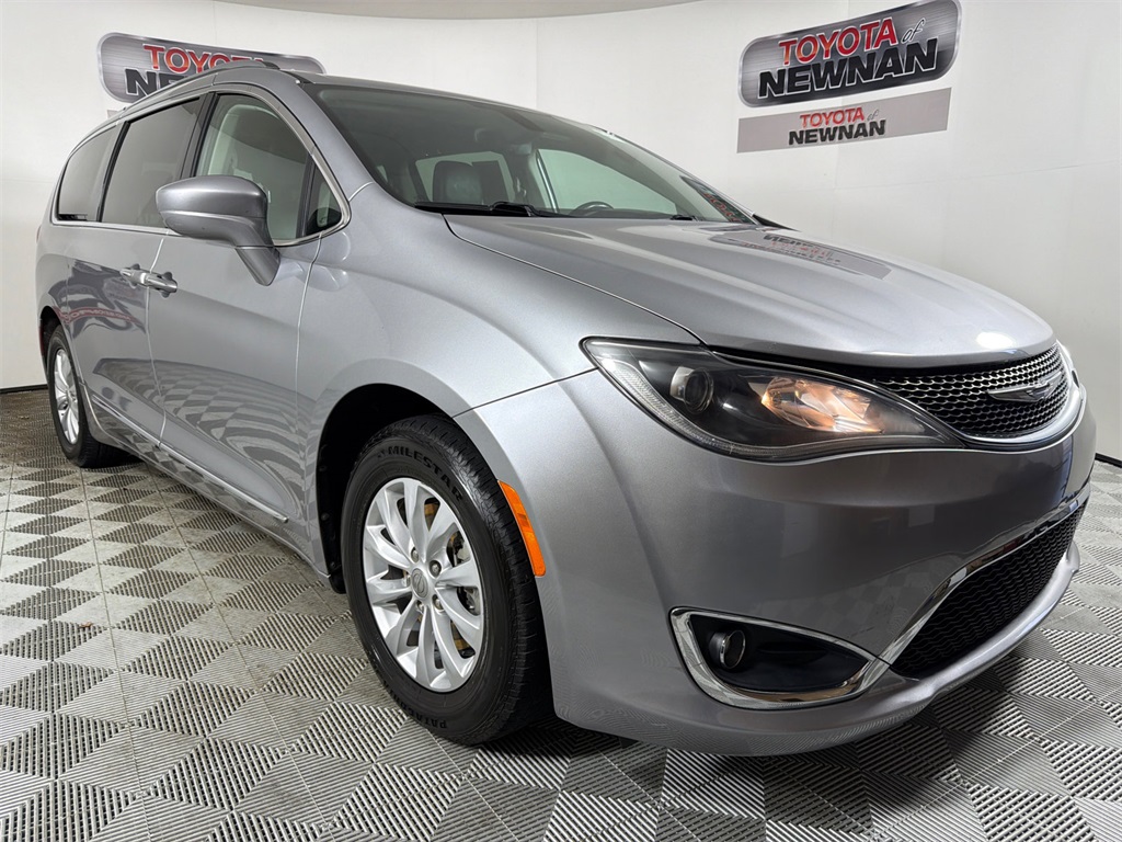 2018 Chrysler Pacifica Touring L's photo
