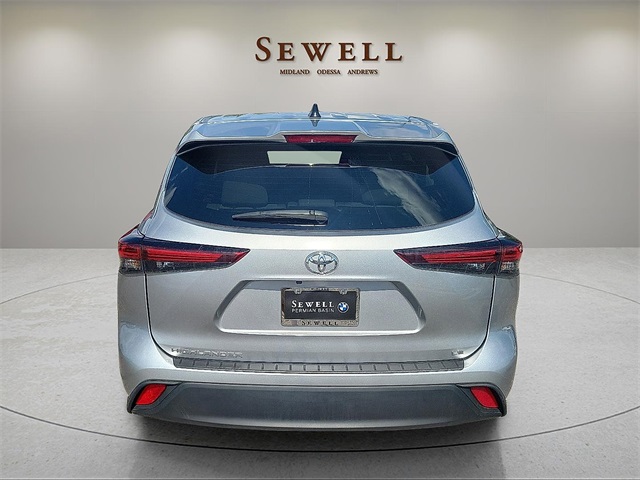 2024 Toyota Highlander LE photo 4