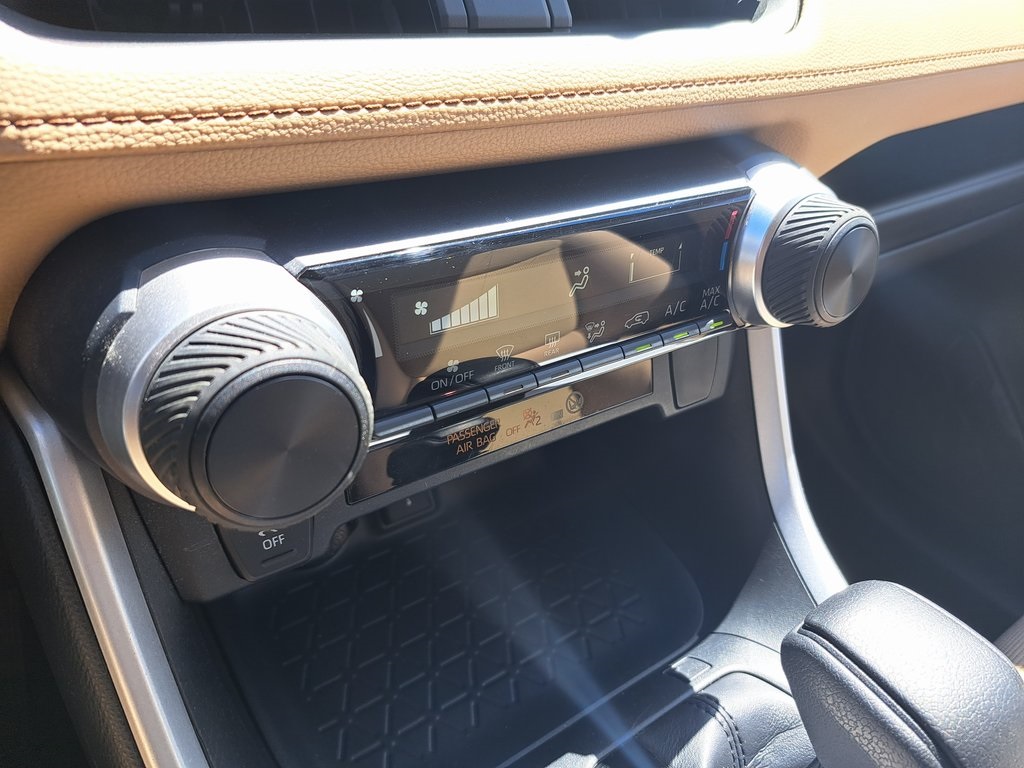 2020 Toyota RAV4 LE photo 17