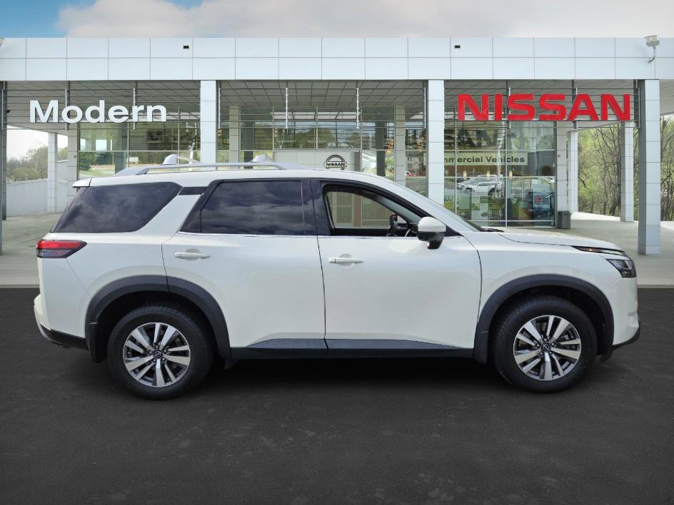 2023 Nissan Pathfinder SL photo 3