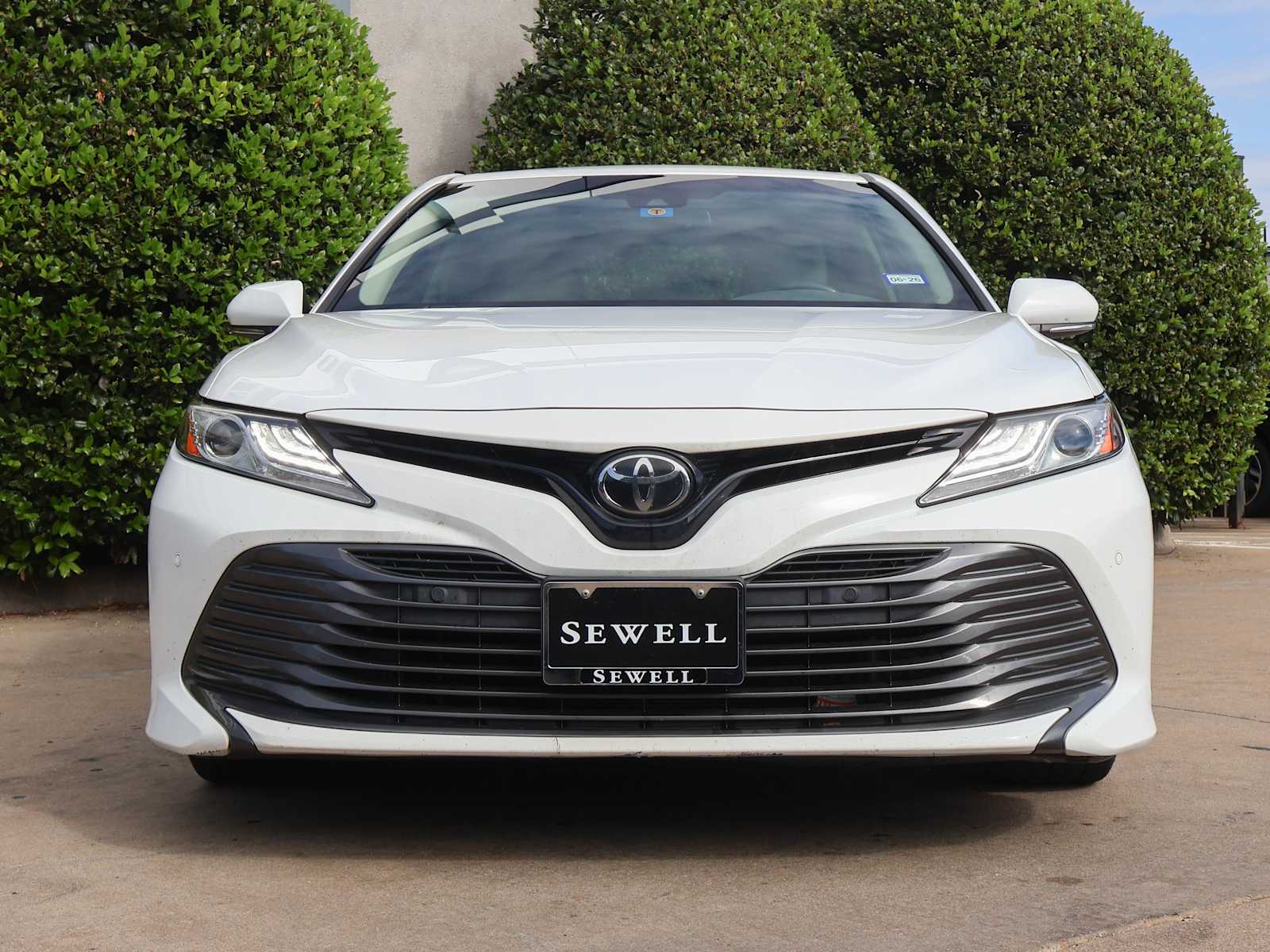 2018 Toyota Camry SE XLE photo 2