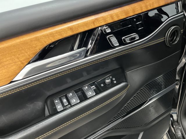 2022 Jeep Grand Wagoneer III photo 28