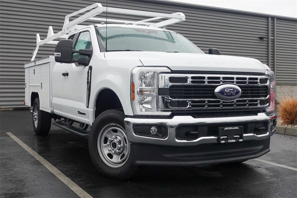 2025 Ford F-350 Super Duty Chassis Cab XL's photo