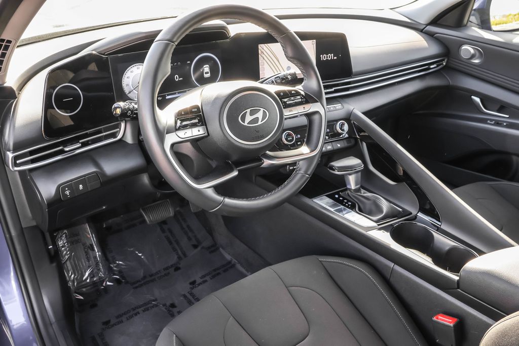 2025 Hyundai Elantra SEL Convenience photo 3