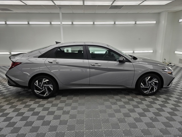 2025 Hyundai Elantra SEL Sport photo 2