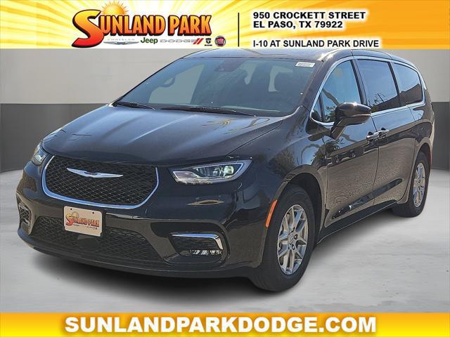 2026 Chrysler Pacifica Select's photo
