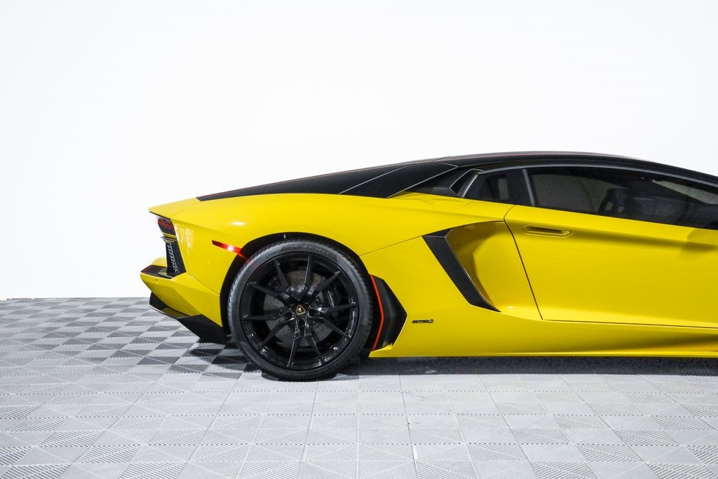 2016 Lamborghini Aventador Coupe photo 2