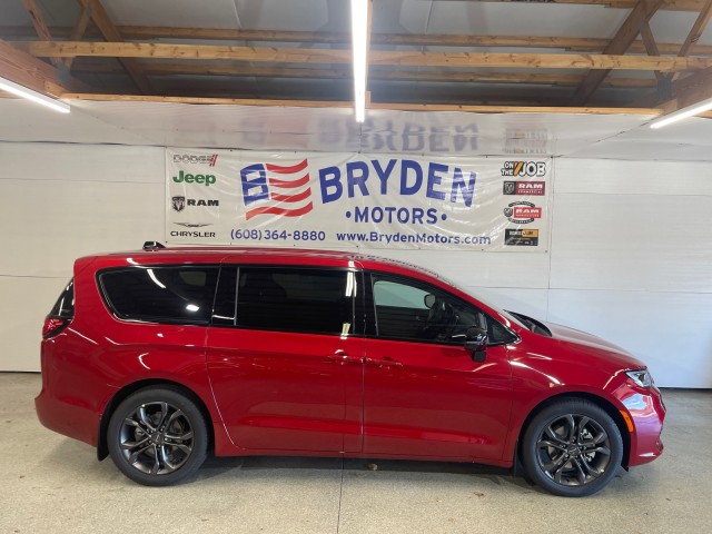 2026 Chrysler Pacifica Select's photo