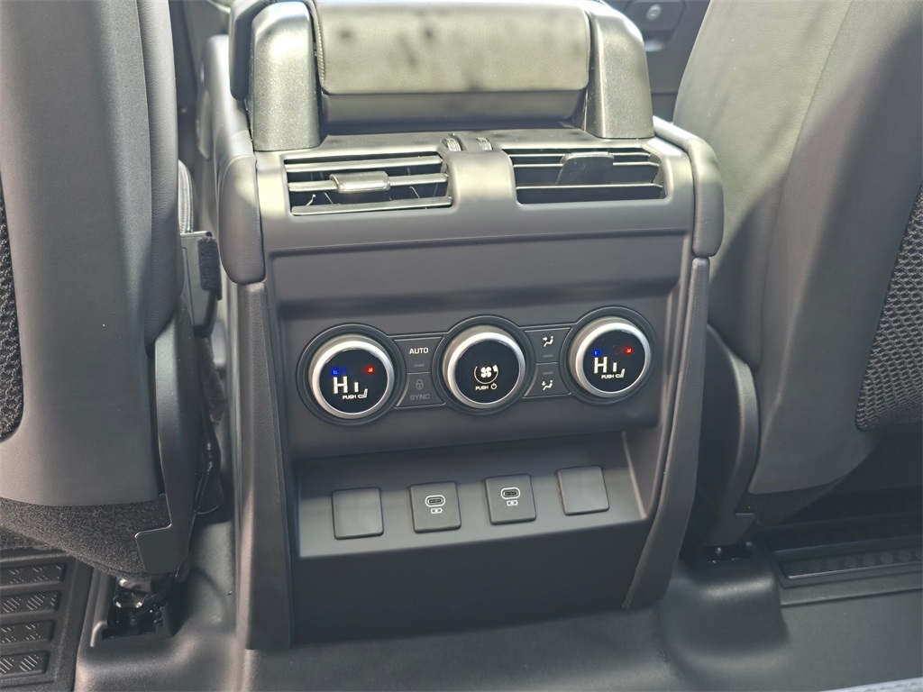 2025 Land Rover Defender 130 X-Dynamic SE photo 25
