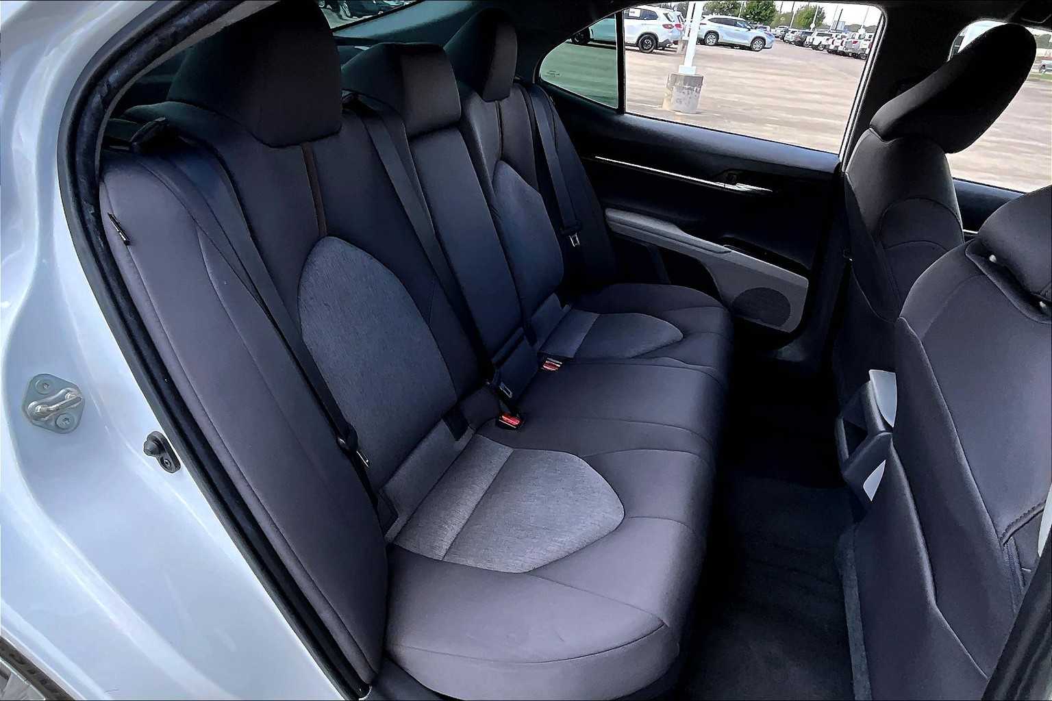 2020 Toyota Camry Hybrid LE photo 16