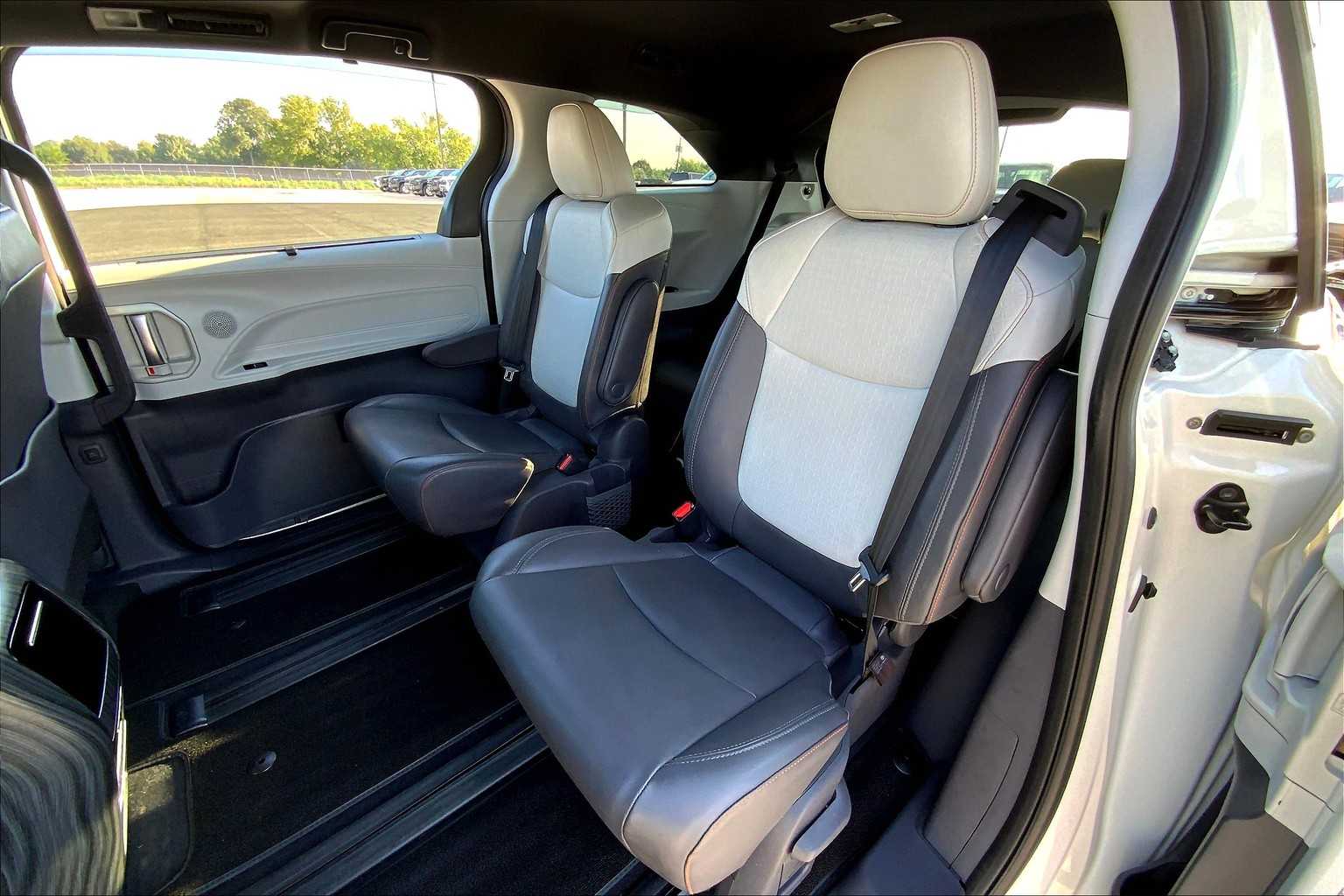 2021 Toyota Sienna XSE photo 19
