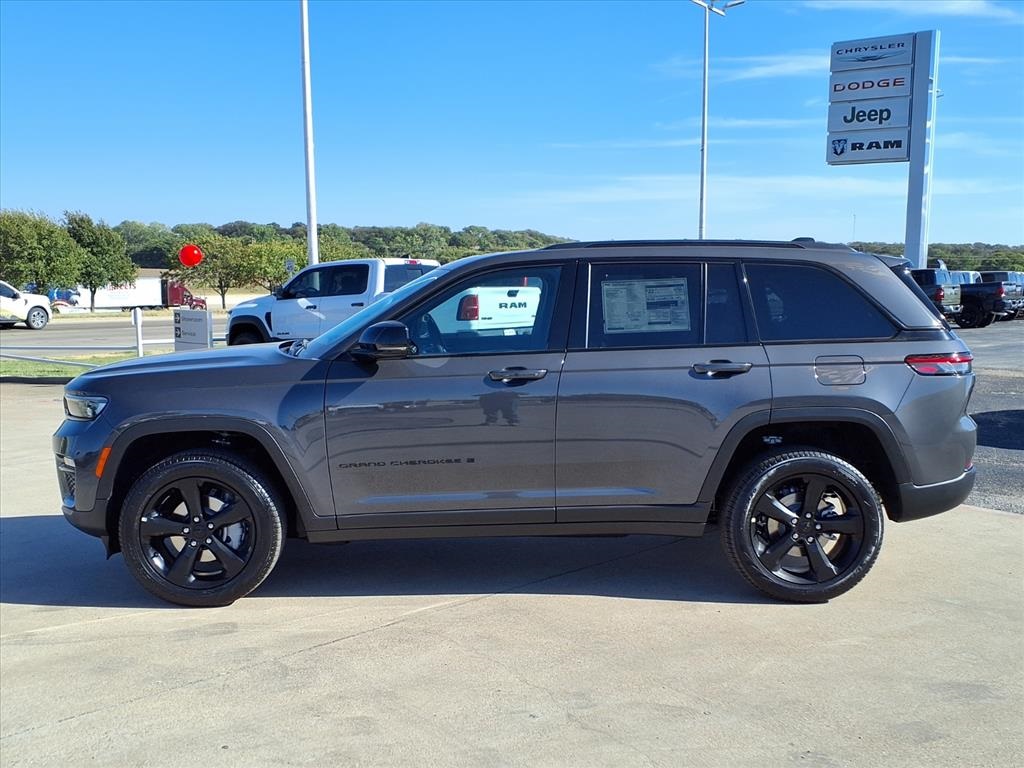 2025 Jeep Grand Cherokee Limited photo 3