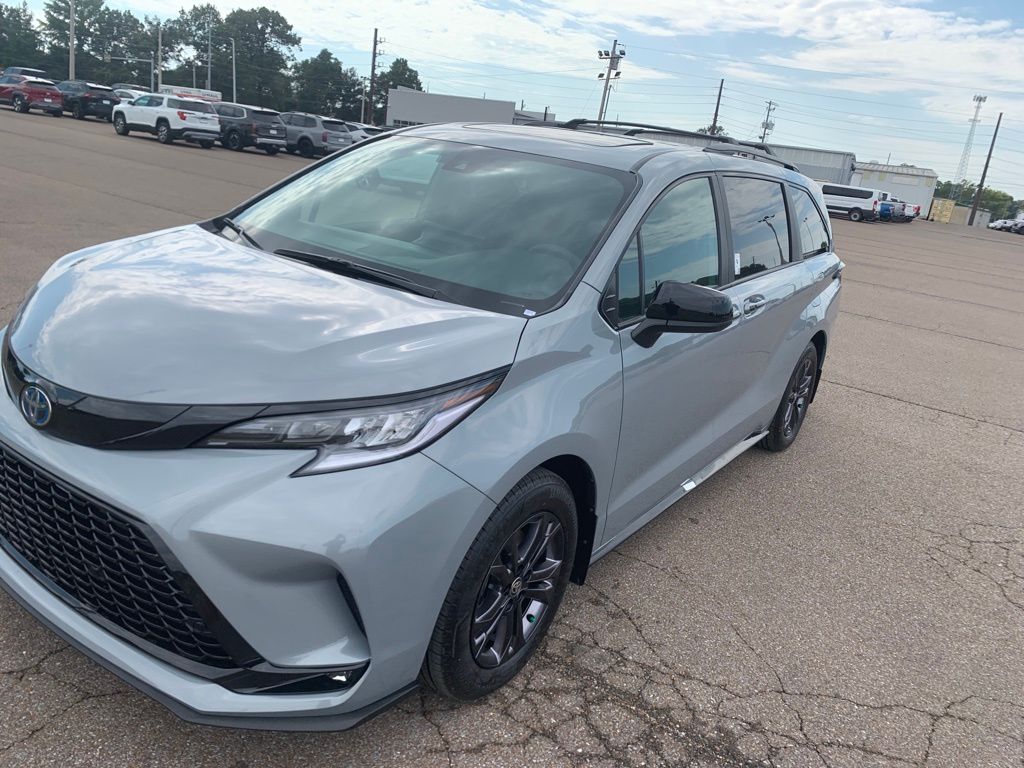 2025 Toyota Sienna XSE photo 3