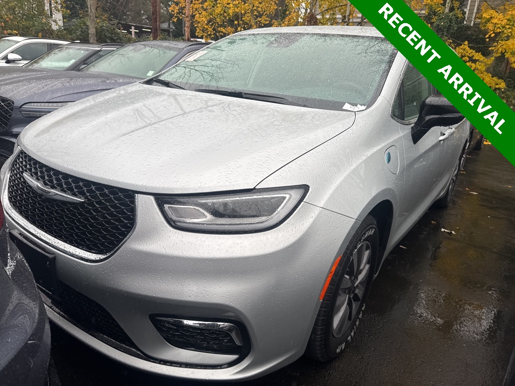 2024 Chrysler Pacifica PHEV Select's photo