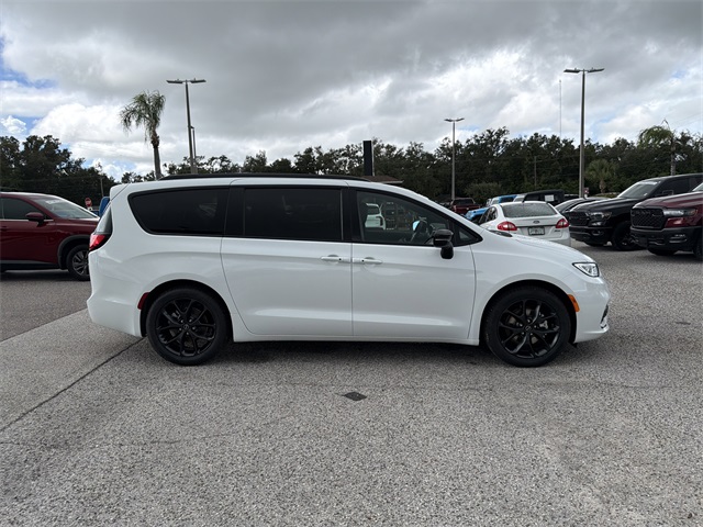 2026 Chrysler Pacifica Limited photo 2