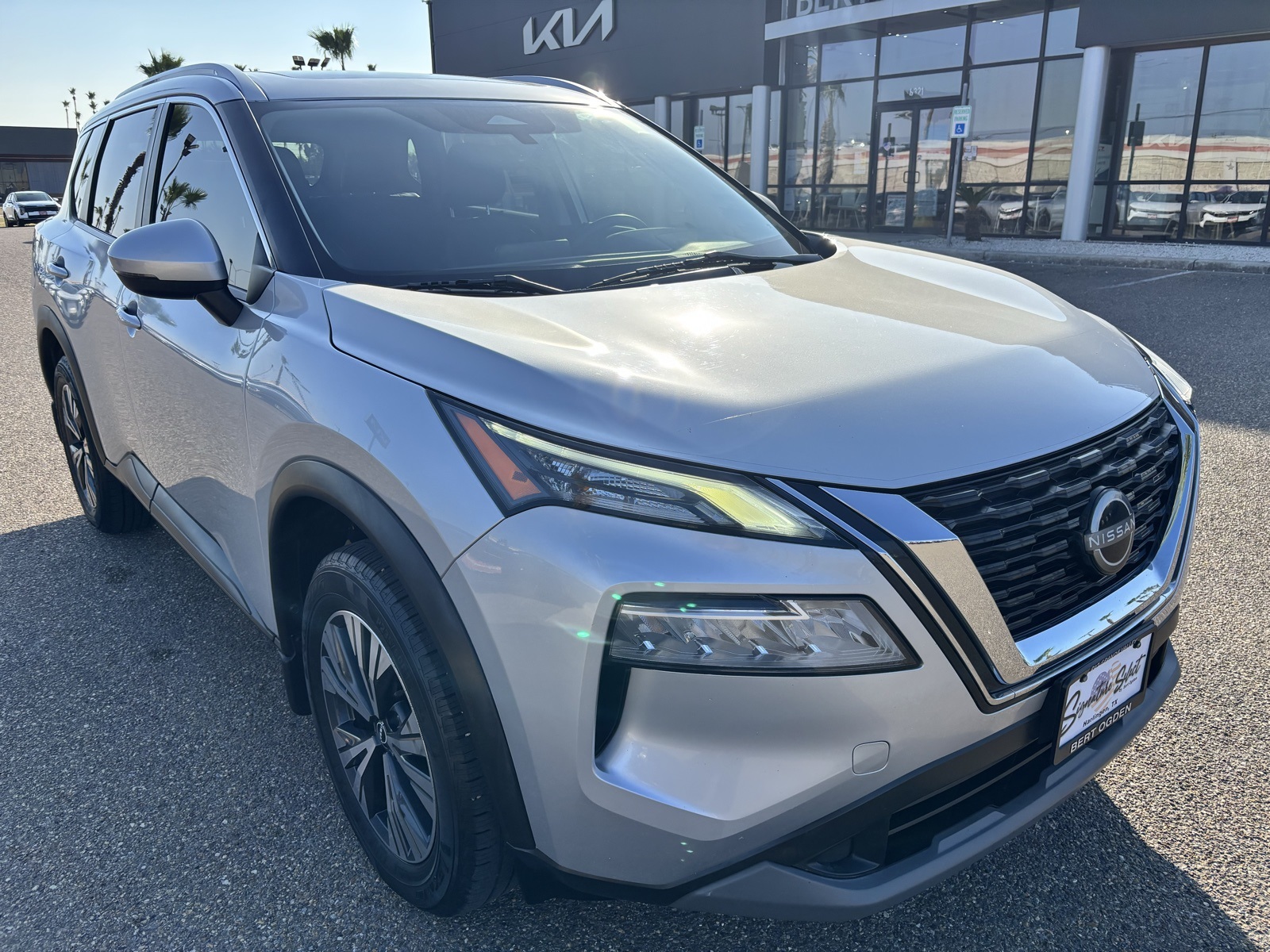 2022 Nissan Rogue SV's photo