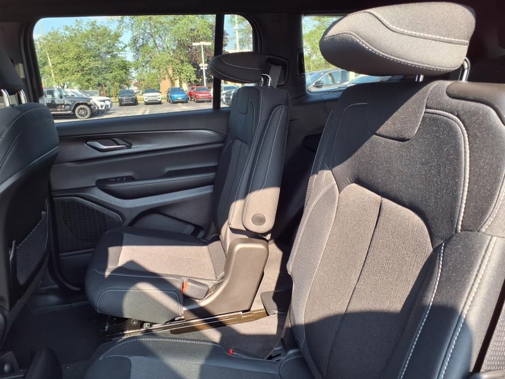 2025 Jeep Grand Cherokee Laredo X photo 12