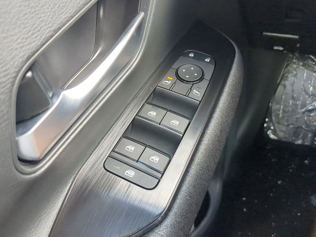 2025 Nissan Kicks SV photo 23