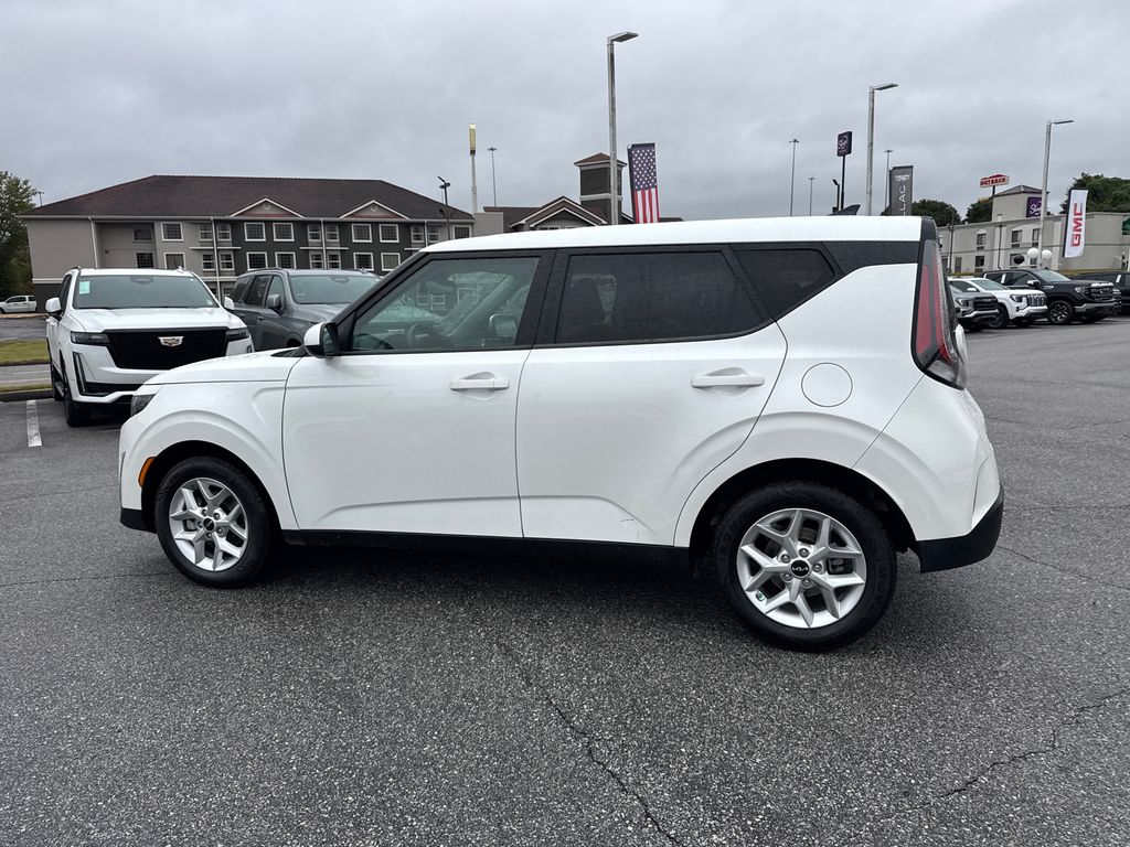 2023 Kia Soul LX photo 3