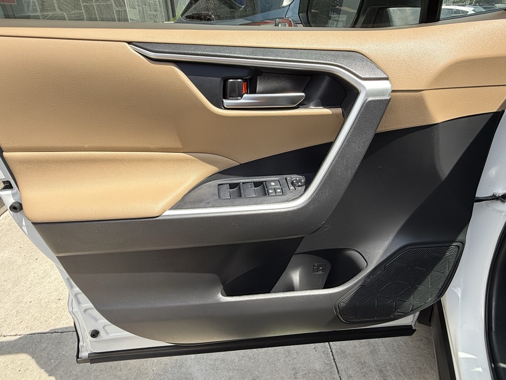 2020 Toyota RAV4 Hybrid XLE photo 7