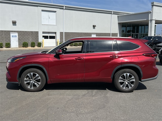 2021 Toyota Highlander XLE photo 2