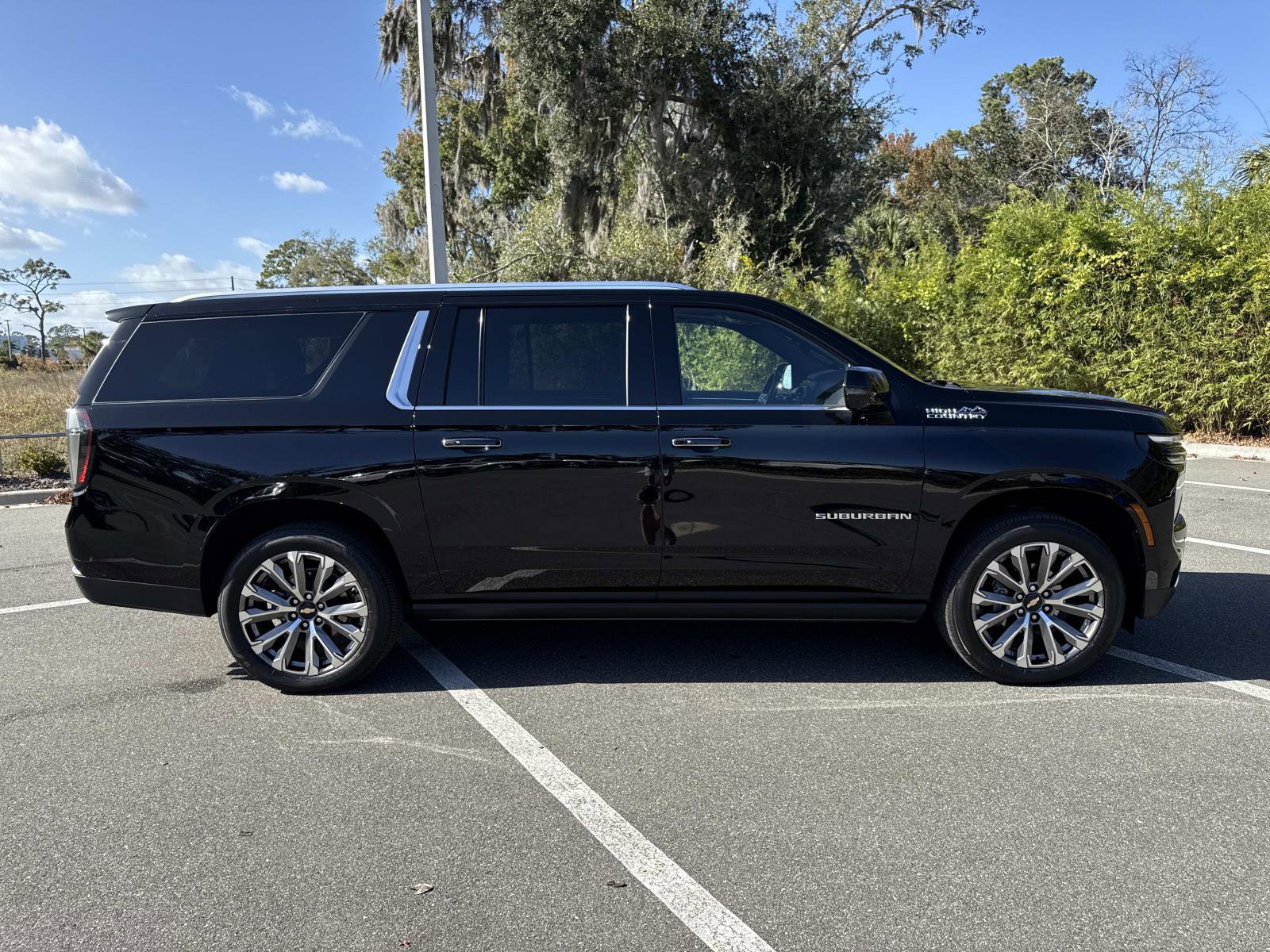 2025 Chevrolet Suburban High Country's photo