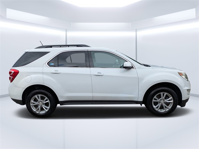 2017 Chevrolet Equinox LT photo 2