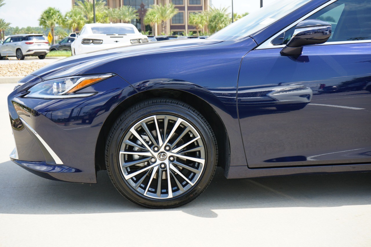 2025 Lexus ES 350 photo 10