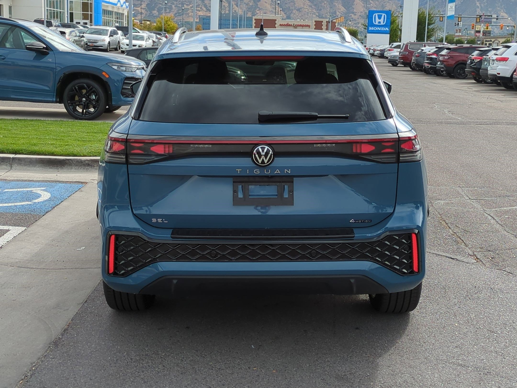 2025 Volkswagen Tiguan SEL R-Line Black photo 4