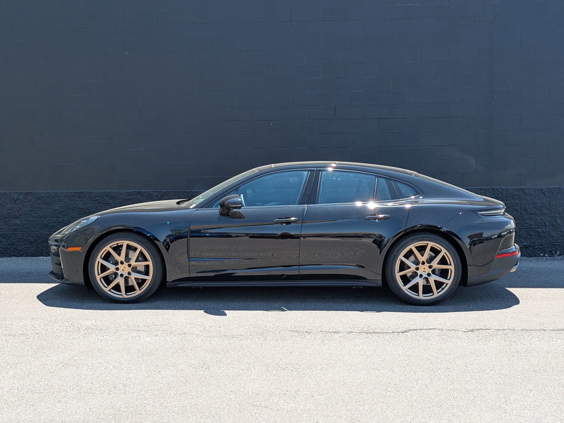 2025 Porsche Panamera 4 photo 2