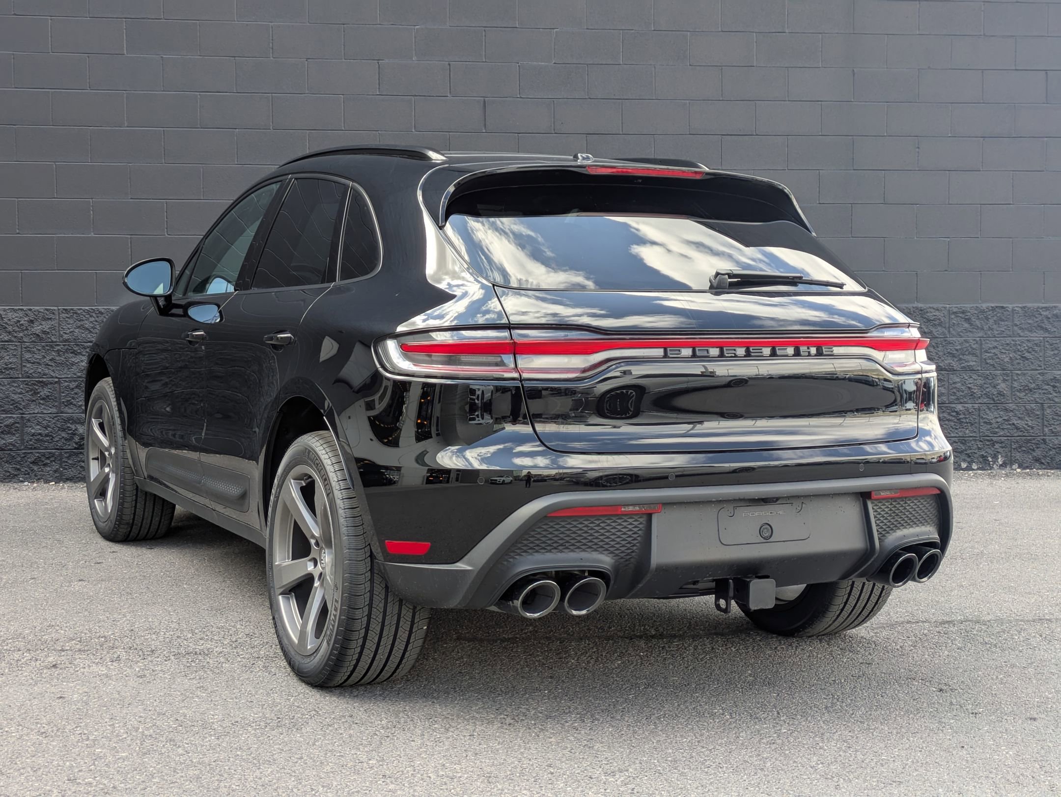 2025 Porsche Macan T photo 3