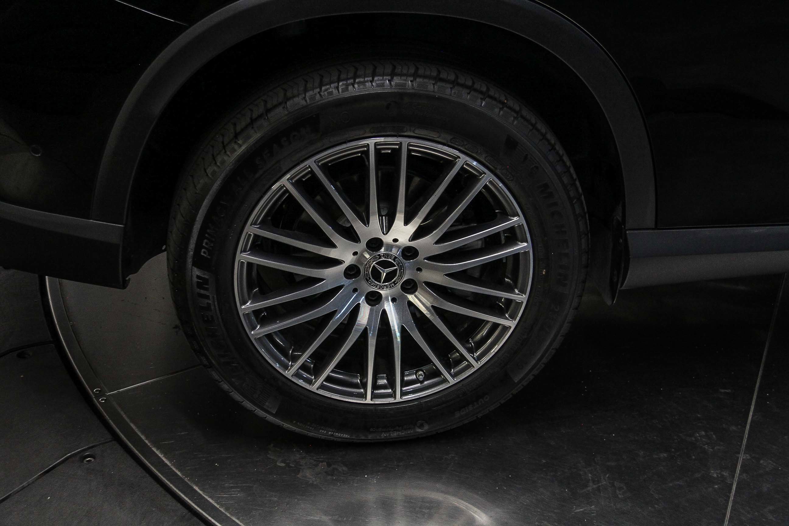 2025 Mercedes Benz GLC 300 photo 8