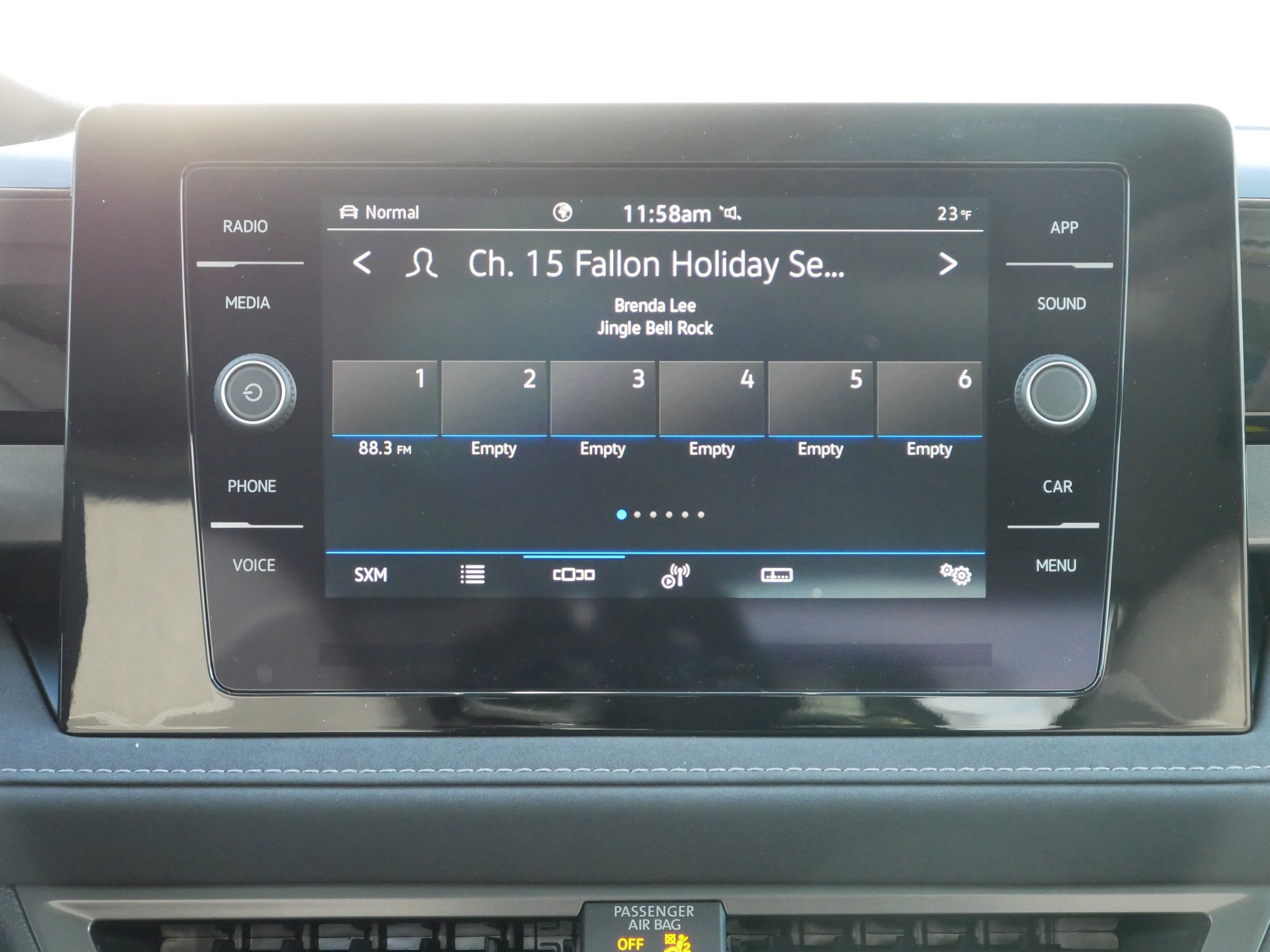 2025 Volkswagen Taos SE photo 2