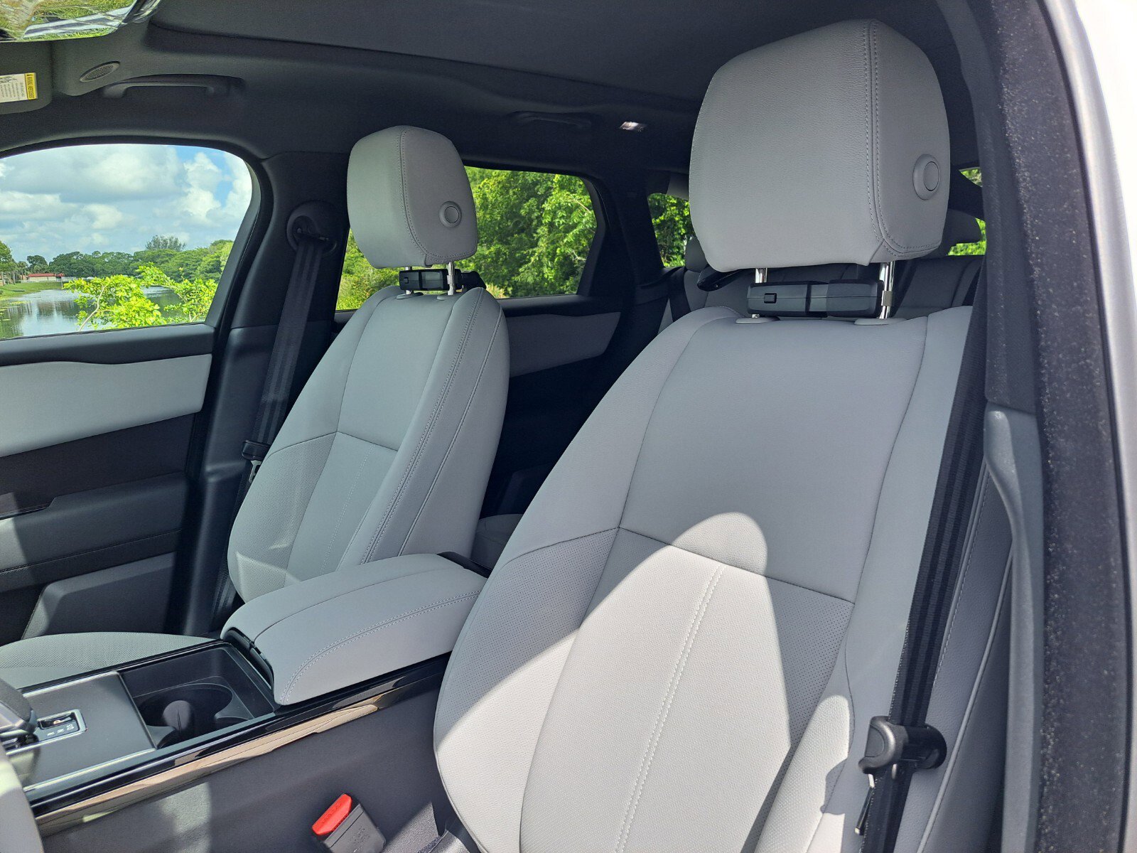 2026 Land Rover Range Rover Velar SE photo 10