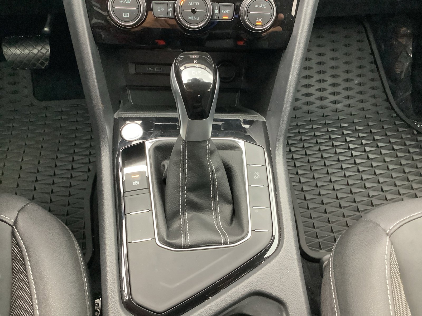 2024 Volkswagen Taos SE photo 11