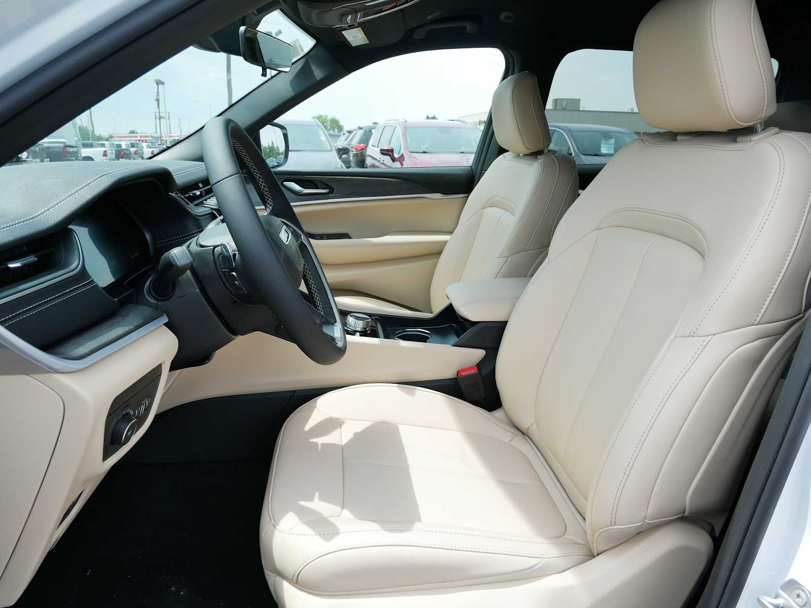 2025 Jeep Grand Cherokee Limited photo 9