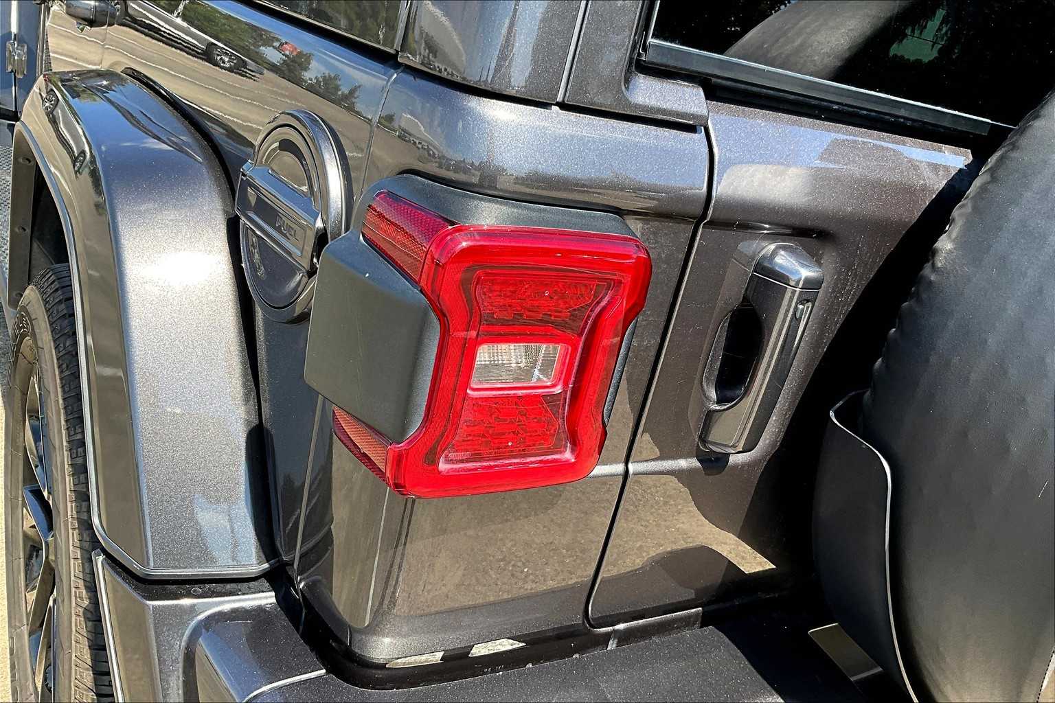 2020 Jeep Wrangler Unlimited Sahara High Altitude photo 25