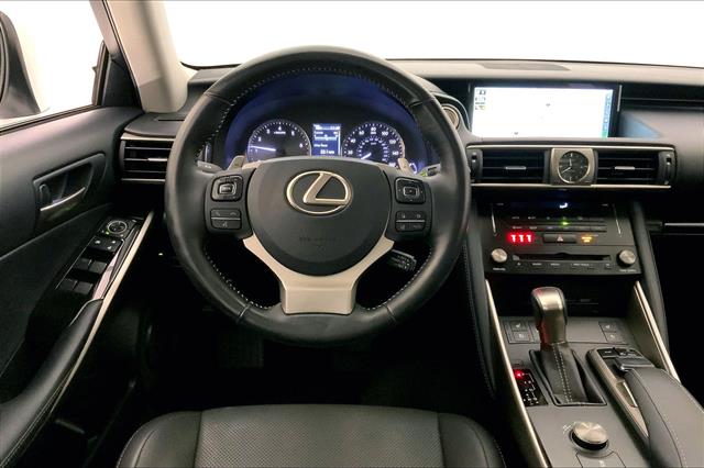 2017 Lexus IS 300 photo 4