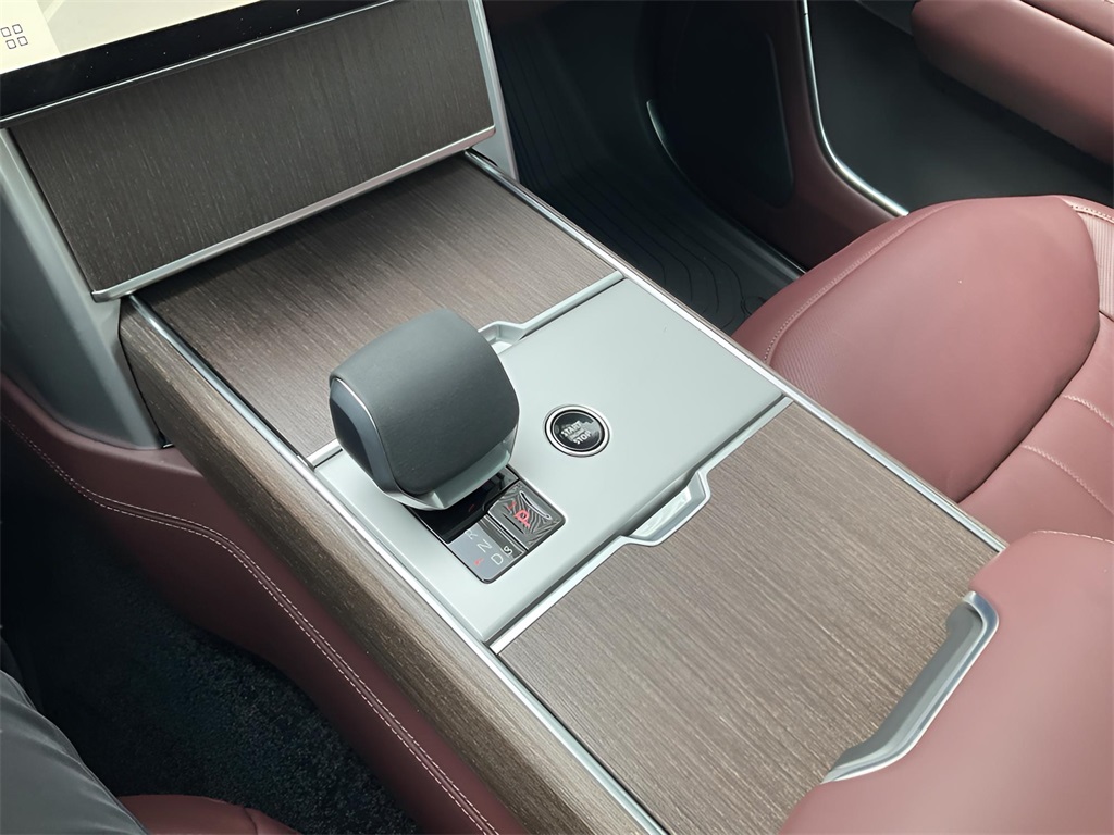 2025 Land Rover Range Rover SE photo 17