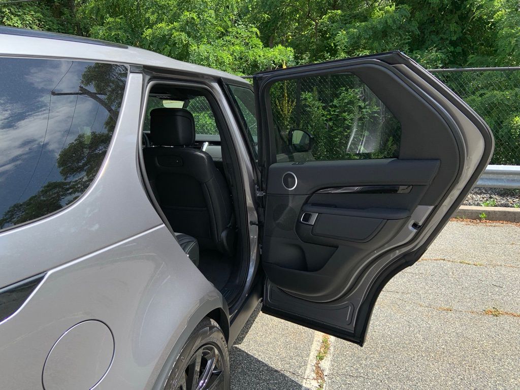 2025 Land Rover Discovery S photo 16