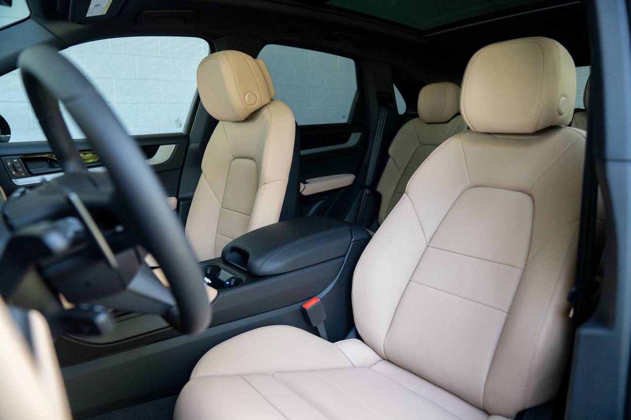 2025 Porsche Cayenne photo 4